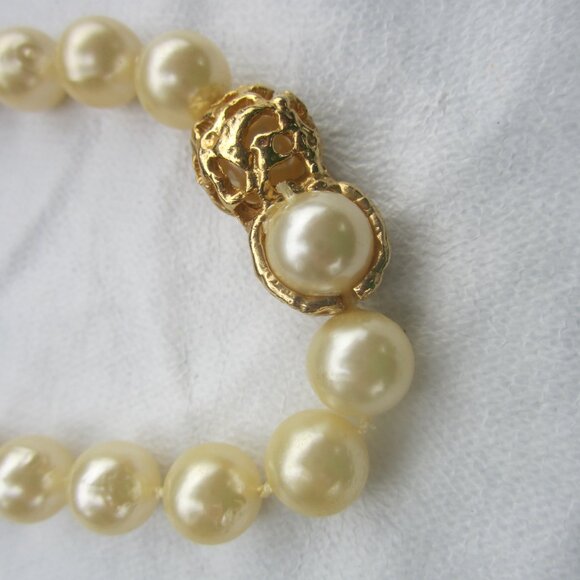 UNIQUE VTG FAUX PEARL CHOKER, CREME COLORED W/GOLD TONE DECORATIVE CLOSURES - Picture 2 of 5